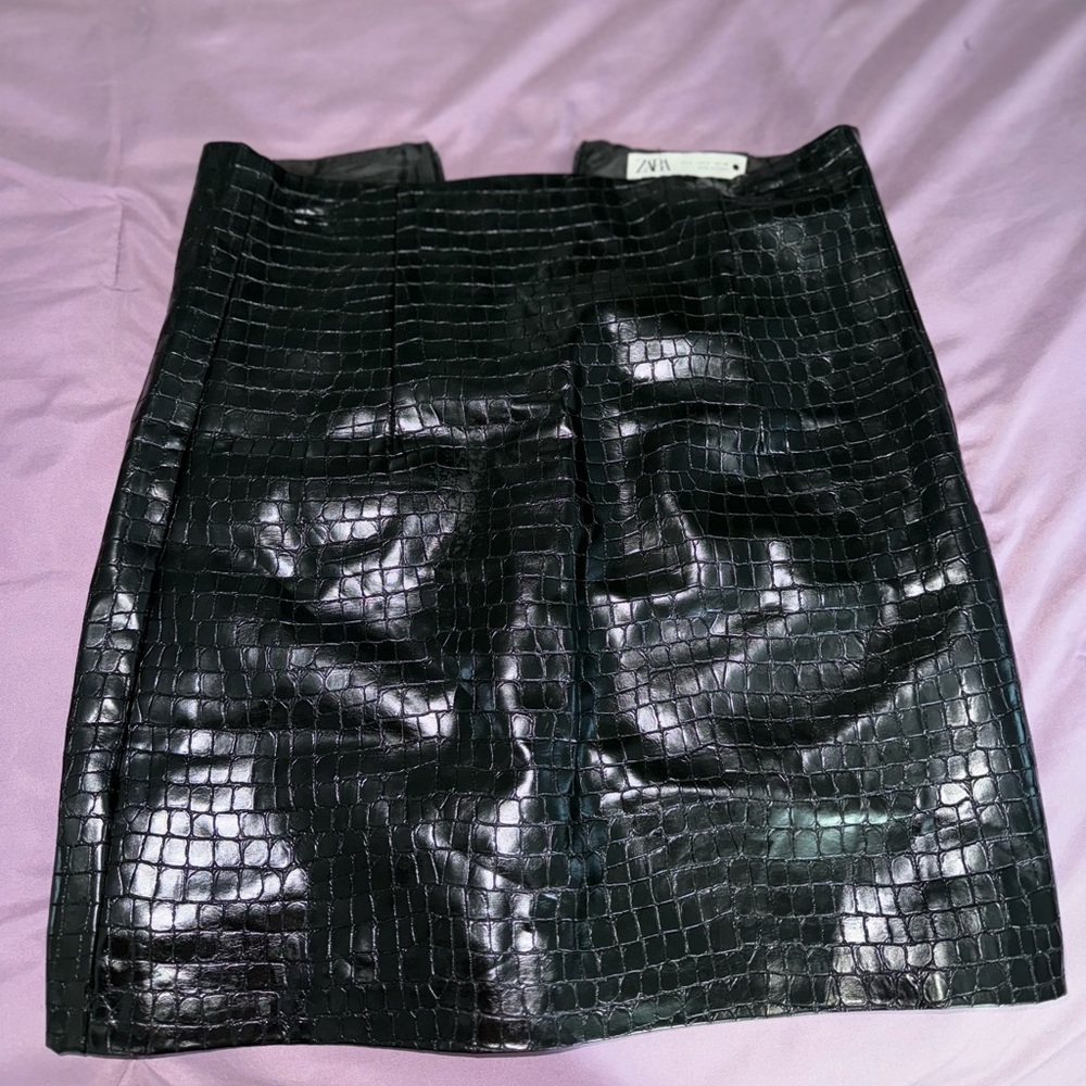 Black Zara leopard print skirt